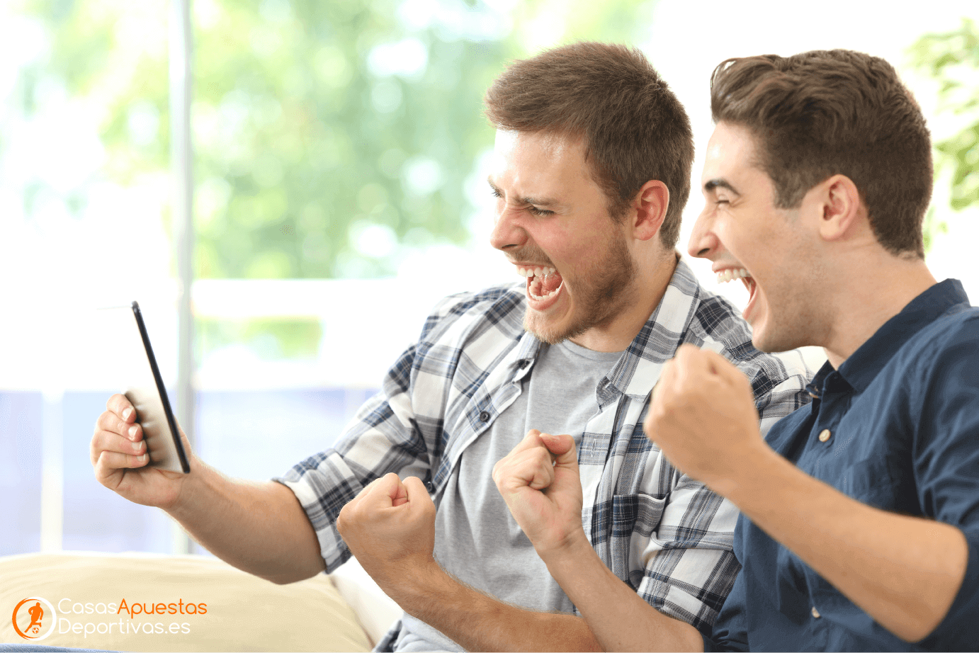 dos amigos ganan apuestas en línea